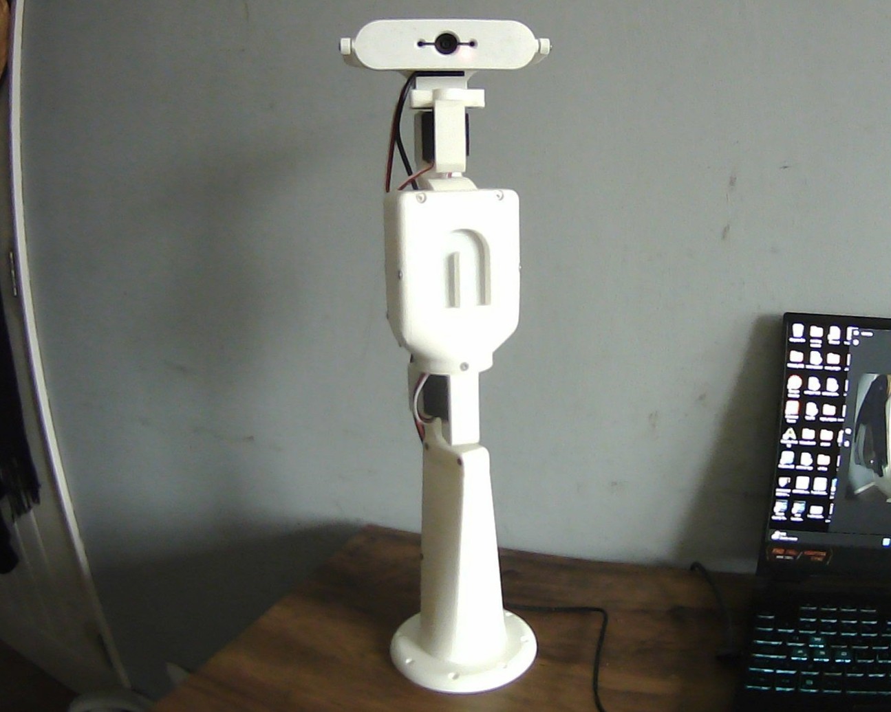 Nova Totem — Desktop AI Robot